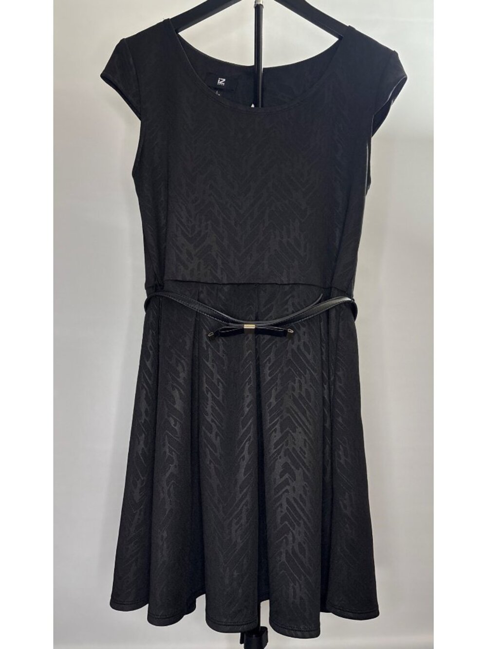 IZ BYER WOMEN'S SKATER BLACK KEYHOLE BACK SCUBA KNIT SHORT SLEEVE DRESS SIZE L - Picture 2 of 16